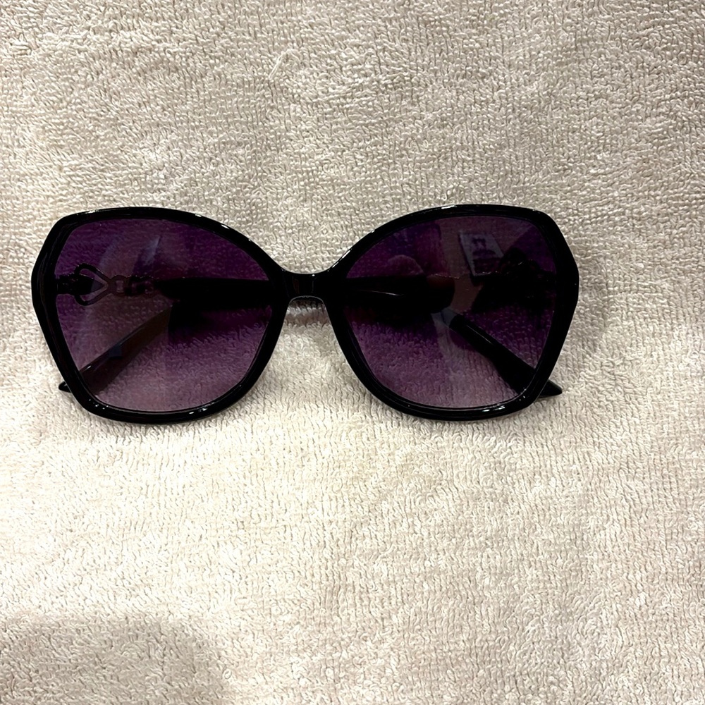 Woman black oversized sunglasses